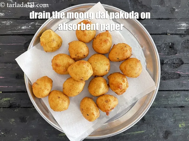 Step 23 – <meta charset="UTF-8" />Drain the&nbsp;<strong>Yellow Moong Dal Pakoda</strong>&nbsp;on an absorbent paper.&nbsp;<br /> &nbsp;
