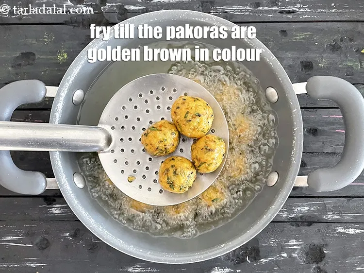 स्टेप 16 – <strong>खिचड़ी के पकोडे रेसिपी&nbsp;|&nbsp;लेफटओवर खिचड़ी के पकोडे&nbsp;|&nbsp;कुरकुरे खिचड़ी पकौड़े&nbsp;|&nbsp;बची हुई …