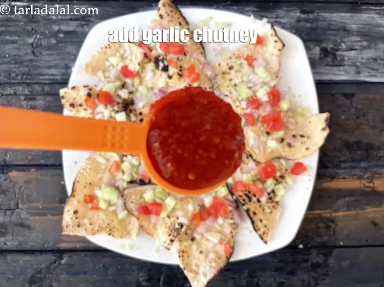 स्टेप 16 – हर खिचिया पापड़ में 1 टी-स्पून&nbsp;<a href=""https://www.tarladalal.com/garlic-chutney-red-garlic-chutney-wet-lasun-indian-chutney-hindi-2865r"">लहसुन की चटनी</a>&nbsp;डालें। आप …