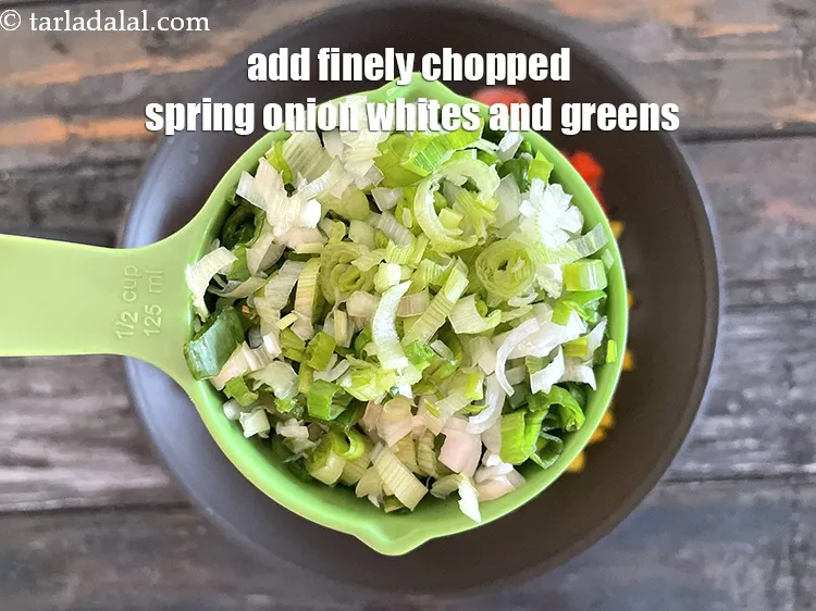 स्टेप 18 – १/२ कप&nbsp; बारीक&nbsp;<a href=""https://www.tarladalal.com/glossary-chopped-spring-onion-whites-hindi-815i"">कटी हरे प्याज की सफेदी</a>&nbsp;डालें&nbsp;।