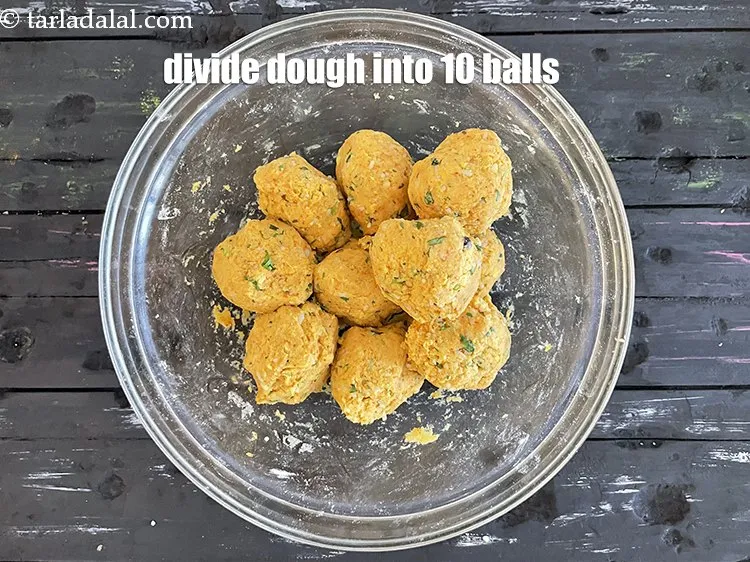 Step 17 – To make <!--%3Cmeta%20charset%3D%22UTF-8%22%20%2F%3E--><strong>masala khichdi paratha recipe | leftover khichdi paratha | Gujarati&nbsp;khichdi ki roti | …