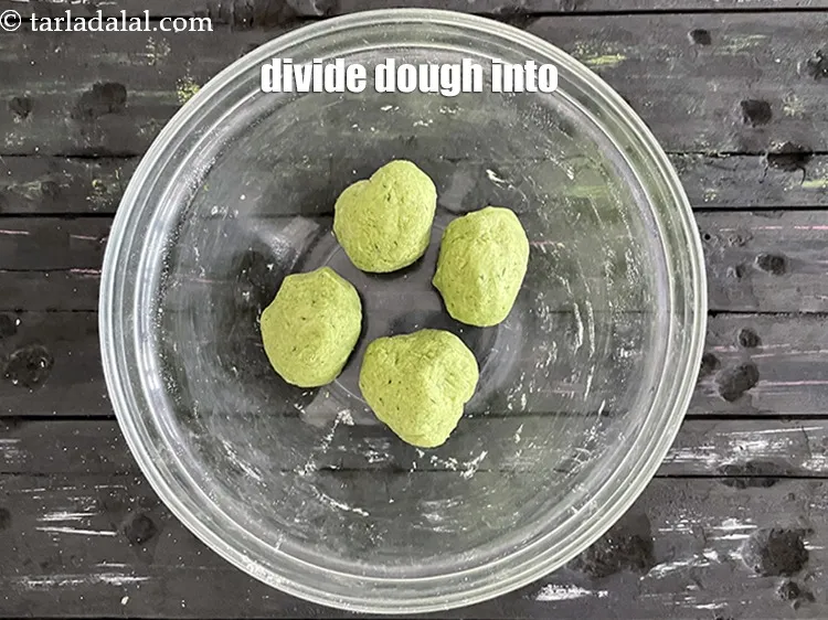 स्टेप 16 – <strong>पालक पराठा </strong>रेसिपी बनाने के लिए आटे को 4 बराबर …