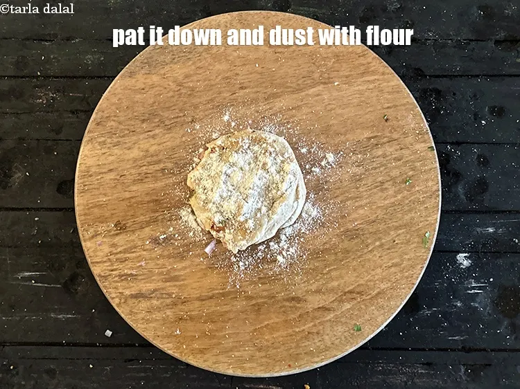 स्टेप 23 – इसे थपथपाएं और आटे से छिड़कें।