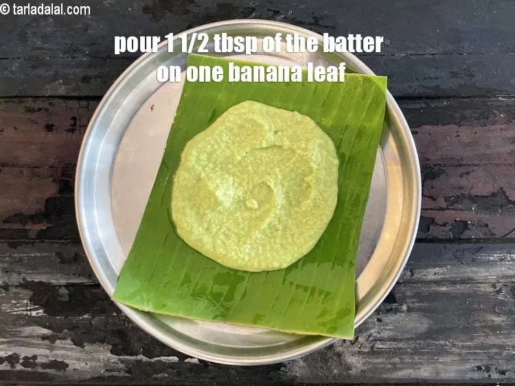 स्टेप 22 – एक केले के पत्ते पर 1 1/2 टेबल-स्पून &nbsp;बैटर डालें।