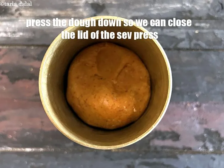 Step 18 – <p>Press the dough down so that we can close the sev press lid.</p>