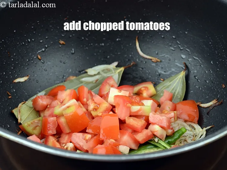 स्टेप 16 – १ कप&nbsp;<a href=""https://www.tarladalal.com/glossary-chopped-tomatoes-hindi-779i"">कटे हए टमाटर</a>&nbsp;डालें।&nbsp;&nbsp;