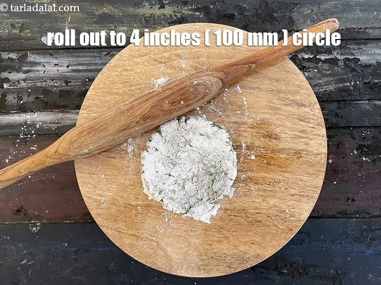 स्टेप 18 – आटे के एक भाग को 100 मिमी (4&quot;) व्यास के …
