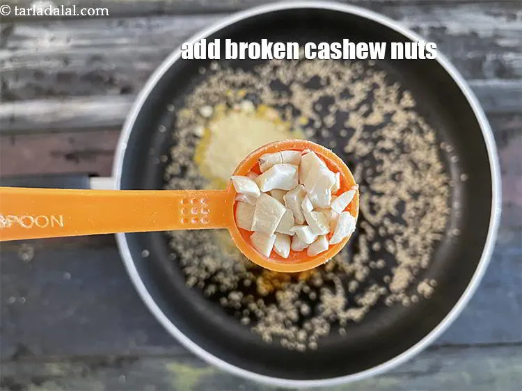 स्टेप 15 – २ टी-स्पून&nbsp;<a href=""https://www.tarladalal.com/glossary-broken-cashew-nut-hindi-906i"">टुकड़ा काजू</a>&nbsp;डालें&nbsp;।
