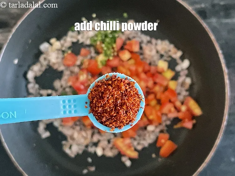 स्टेप 22 – १/२ टी-स्पून&nbsp;<a href=""https://www.tarladalal.com/glossary-chilli-powder-red-chilli-powder-hindi-339i"">मिर्च पाउडर</a>&nbsp;डालें।