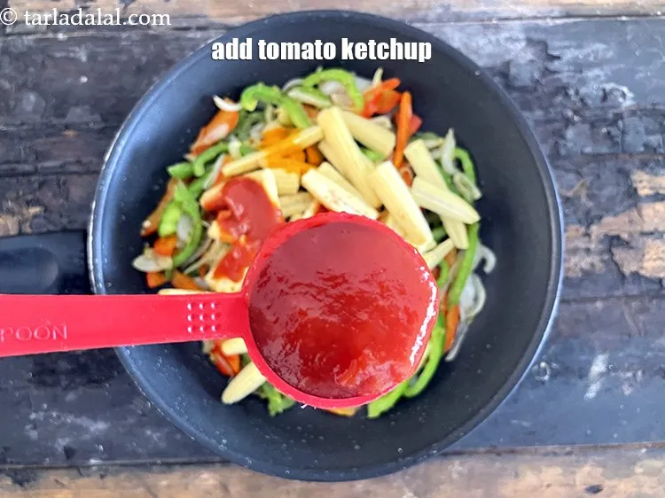 स्टेप 16 – १ टेबल-स्पून <a href=""https://www.tarladalal.com/glossary-tomato-ketchup-tomato-sauce-hindi-181i"">टमॅटो कैचप</a> डालें।