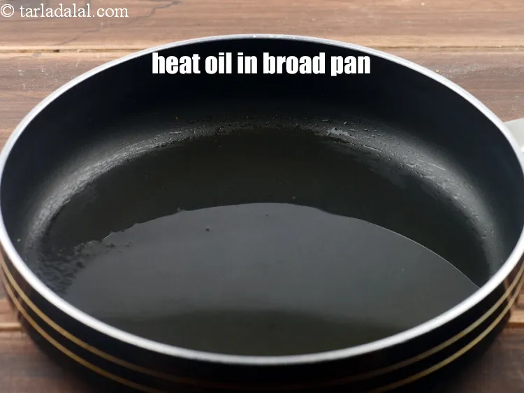 स्टेप 17 – <p>एक चौड़े नॉन-स्टिक पॅन में २ टेबल-स्पून&nbsp;<a href="">तेल</a>&nbsp;गरम करें।</p>