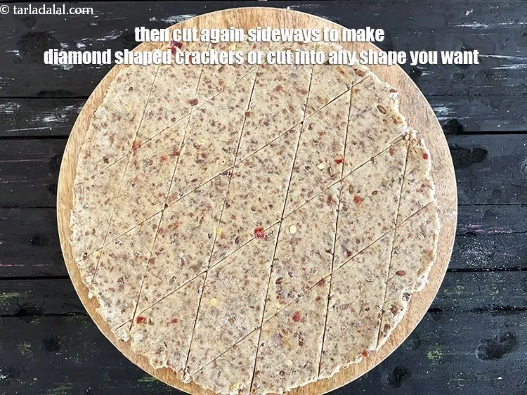 स्टेप 16 – फिर हीरे के आकार के क्रैकर&nbsp;बनाने के लिए फिर&nbsp;से काटें।&nbsp;<strong>आप …