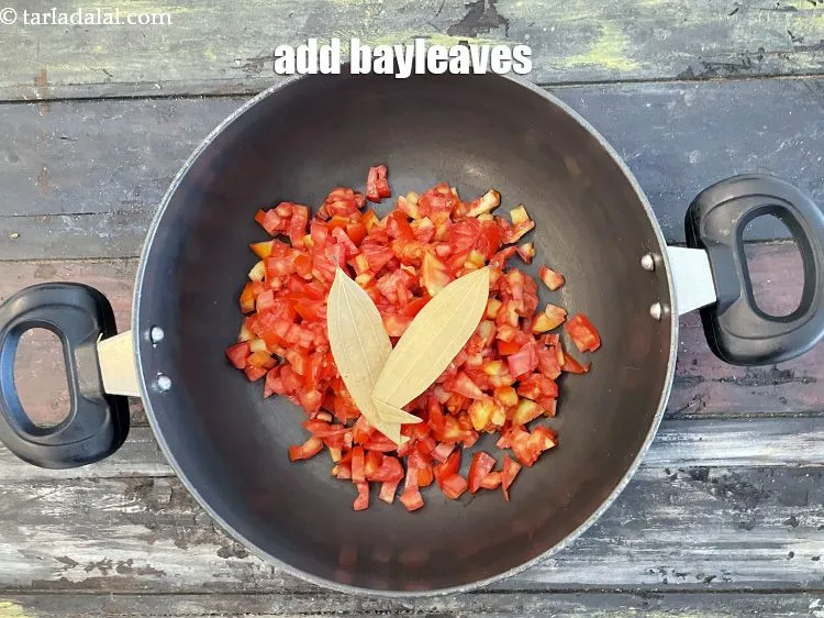 स्टेप 16 – २&nbsp;<a href=""https://www.tarladalal.com/glossary-bay-leaf-tejpatta-bay-leaves-hindi-189i"">तेज़पत्ता</a>&nbsp;डालें।