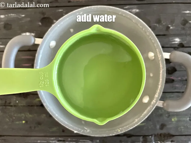स्टेप 16 – &frac12; कप पानी&nbsp;डालें&nbsp;।