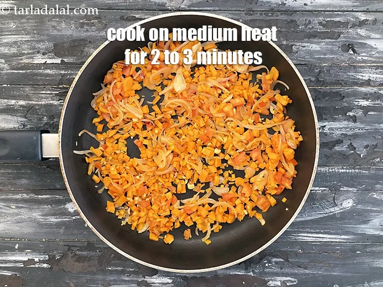 स्टेप 16 – मध्यम आंच पर 2 से 3 मिनट तक पकाएं।