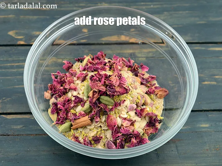 स्टेप 16 – २ टेबल-स्पून <a href=""https://www.tarladalal.com/glossary-rose-petals-gulab-ke-patte-hindi-665i"">सूखी गुलाब की पंखुड़ियां</a> डालें।
