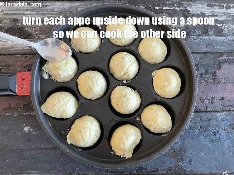 स्टेप 22 – प्रत्येक अप्पे को कांटे या चम्मच से पलट कर दूसरी …