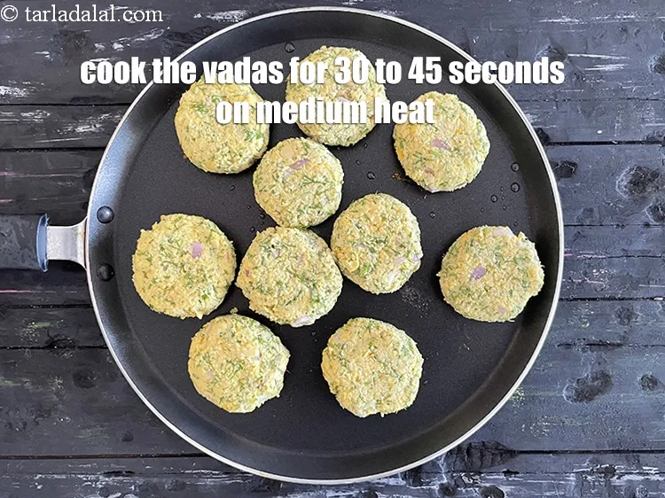 स्टेप 21 – मध्यम आंच पर वड़ों को 30 से 45 सेकंड के …