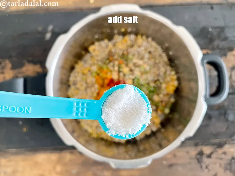 स्टेप 29 – स्वादानुसार नमक डालें।