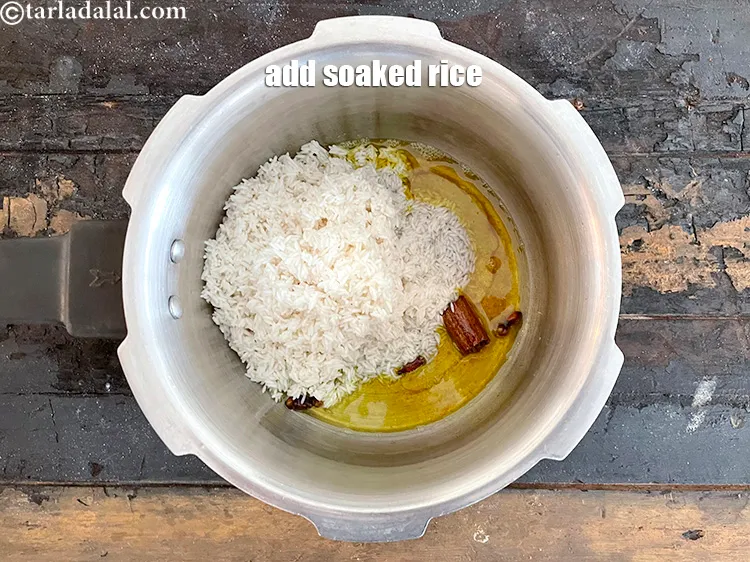 स्टेप 26 – १ कप भीगे हुए <a href=""https://www.tarladalal.com/glossary-rice-chawal-hindi-533i"">चावल</a> डालें। चावल को धोने …