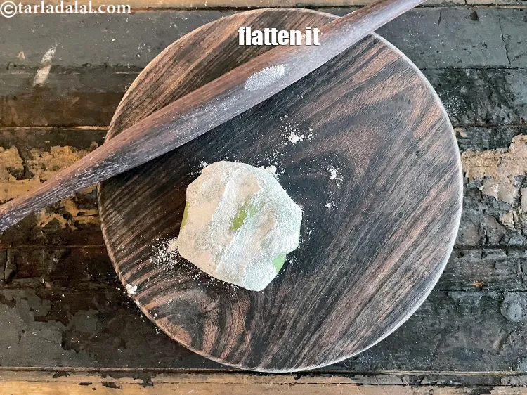 स्टेप 39 – इसे चपटा करें और थोड़ा गेहूं का आटा छिड़कें। सुनिश्चित …