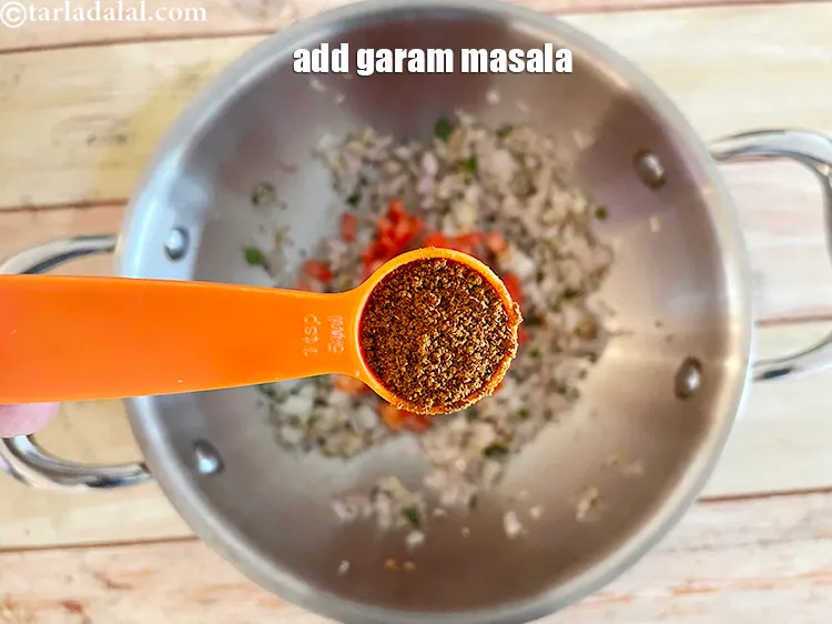 स्टेप 17 – १ टी-स्पून <a href=""https://www.tarladalal.com/glossary-garam-masala-hindi-296i"" target=""_blank"">गरम मसाला</a> डालें।