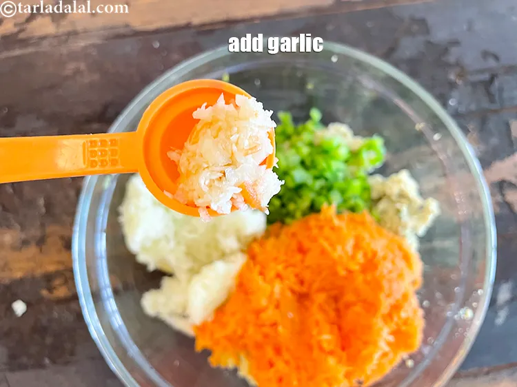 स्टेप 18 – १/२ टी-स्पून <a href=""https://www.tarladalal.com/glossary-grated-garlic-hindi-859i"">कसा हुआ लहसुन</a>&nbsp;डालें।