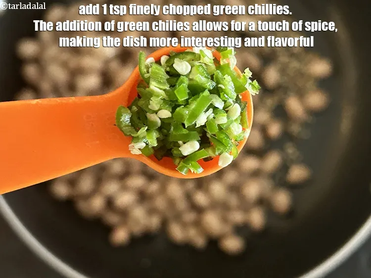 स्टेप 17 – १&nbsp;टी-स्पून&nbsp;बारीक&nbsp;<a href=""https://www.tarladalal.com/glossary-chopped-green-chilli-hindi-820i"">कटी हुई हरी मिर्च</a>&nbsp;डालें। हरी मिर्च डालने से इसमें …