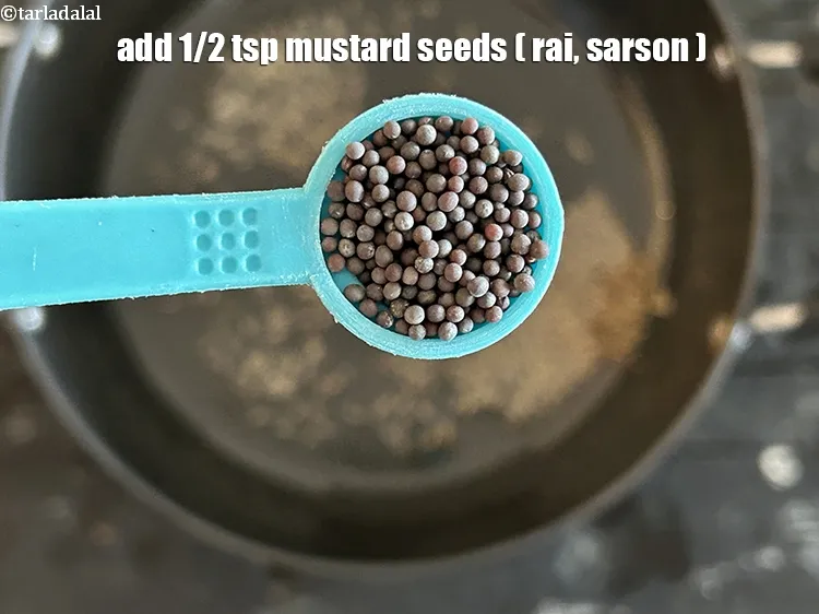 स्टेप 17 – १/२ टी-स्पून&nbsp;<a href=""https://www.tarladalal.com/glossary-mustard-seeds-sarson-rai-sarson-ke-beej-hindi-525i"">सरसों</a>&nbsp;डालें।&nbsp;&nbsp;