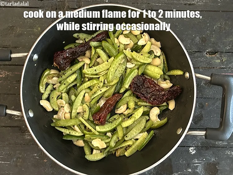 स्टेप 17 – मध्यम आंच पर 1 से 2 मिनट तक पकाएं, बीच-बीच …