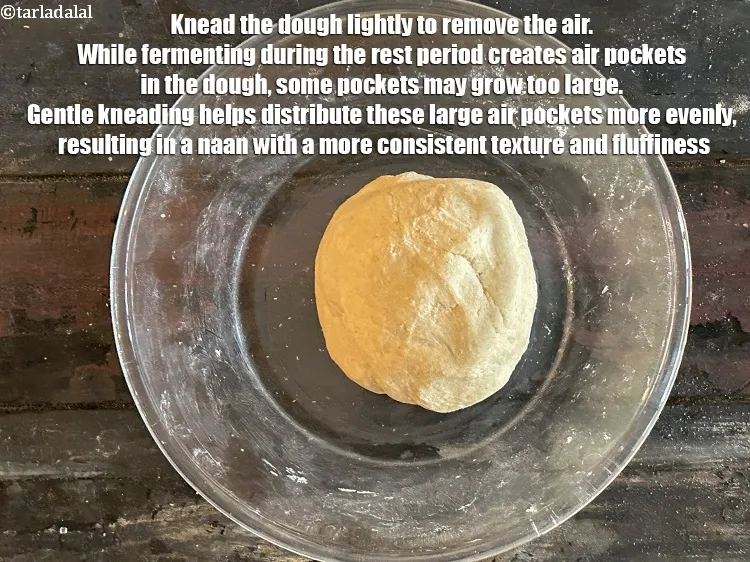 स्टेप 17 – आटे को हल्का सा गूंथ लें ताकि उसमें से हवा …