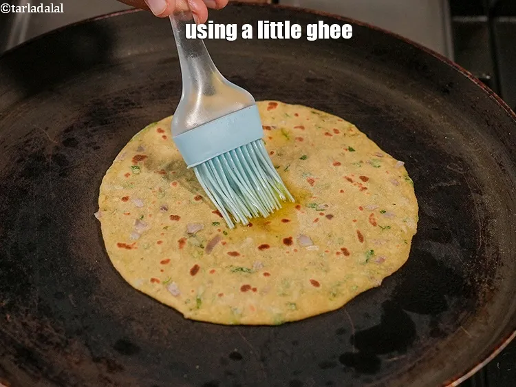 स्टेप 17 – थोड़ा सा घी का प्रयोग करें।