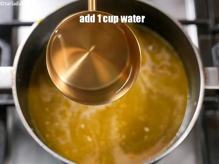 स्टेप 17 – 1 कप पानी डालें।