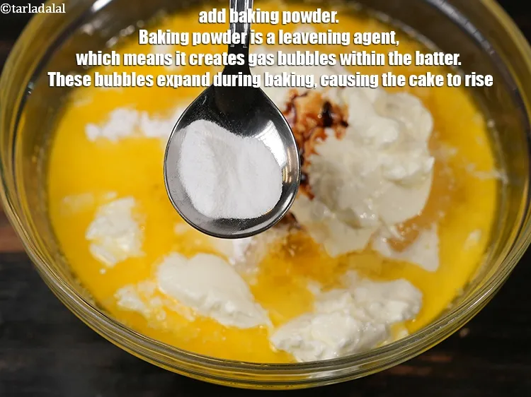 स्टेप 17 – १ टी-स्पून&nbsp;<a href=""https://www.tarladalal.com/glossary-baking-powder-hindi-425i"">बेकिंग पाउडर</a>&nbsp;&nbsp;डालें&nbsp;। बेकिंग पाउडर एक लेवनिंग एजेंट है, …