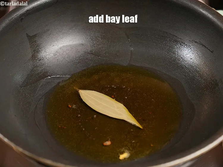 स्टेप 17 – १&nbsp;<a href=""https://www.tarladalal.com/glossary-bay-leaf-tejpatta-bay-leaves-hindi-189i"">तेजपत्ता</a>&nbsp;डालें।