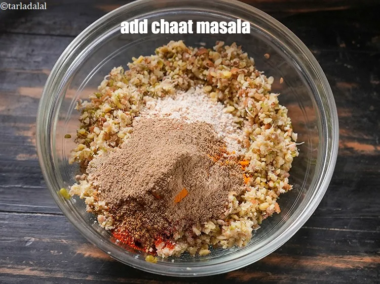 स्टेप 17 – १/४ टी-स्पून&nbsp;<a href=""https://www.tarladalal.com/glossary-chaat-masala-hindi-300i"">चाट मसाला</a>&nbsp;डालें&nbsp;।