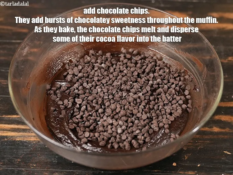 स्टेप 17 – ३/४ कप&nbsp;<a href=""https://www.tarladalal.com/glossary-chocolate-chips-hindi-325i"">चॉकलेट चिप्स</a>&nbsp;&nbsp;डालें । वे पूरे मफिन में चॉकलेटी …