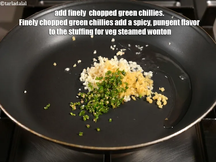 स्टेप 17 – १ टी-स्पून&nbsp;बारीक&nbsp;<a href=""https://www.tarladalal.com/glossary-chopped-green-chilli-hindi-820i"">कटी हरी मिर्च</a>&nbsp;डालें। बारीक कटी हरी मिर्च वेज …