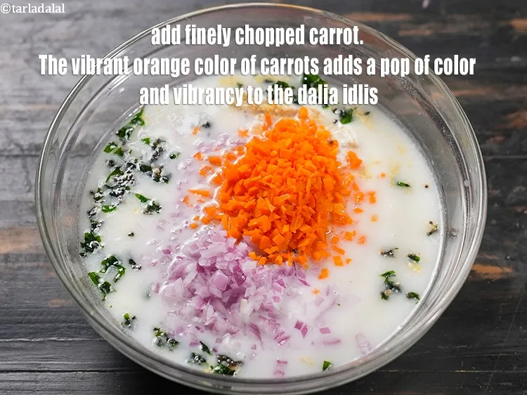 स्टेप 17 – १/४ कप&nbsp;बारीक&nbsp;<a href=""https://www.tarladalal.com/glossary-chopped-carrot-hindi-798i"">कटी हुई गाजर</a>&nbsp;डालें । गाजर का चमकीला नारंगी …