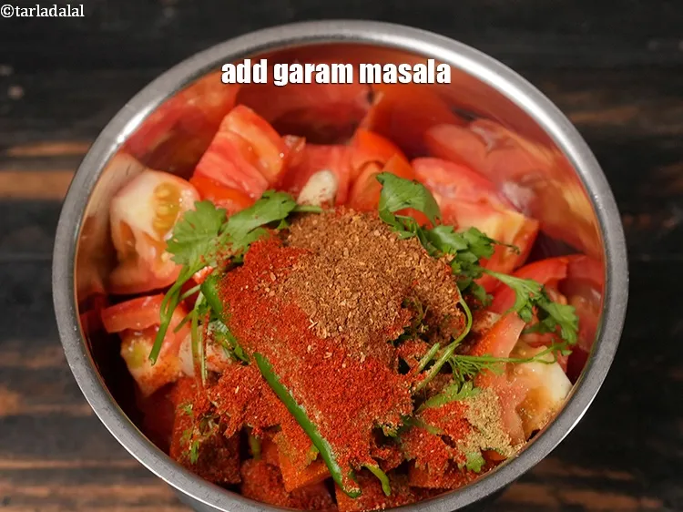 स्टेप 17 – १/४ टी-स्पून&nbsp;<a href=""https://www.tarladalal.com/glossary-garam-masala-hindi-296i"">गरम मसाला</a>&nbsp;डालें।&nbsp;&nbsp;