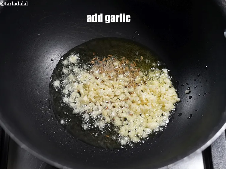 स्टेप 17 – २ टेबल-स्पून&nbsp;बारीक&nbsp;<a href=""https://www.tarladalal.com/glossary-chopped-garlic-hindi-790i"">कटा हुआ लहसुन</a>&nbsp;डालें।&nbsp;