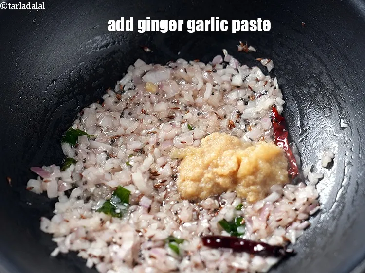 स्टेप 17 – १/२ टेबल-स्पून&nbsp;<a href=""https://www.tarladalal.com/glossary-ginger-garlic-paste-adrak-lehsun-ki-pate-adrak-lahsun-ki-paste-hindi-939i"" target=""_blank"">अदरक-लहसून की पेस्ट</a>&nbsp;डालें।