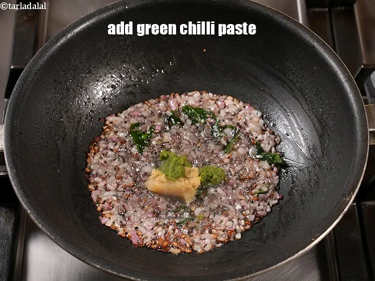 स्टेप 17 – 1 टी-स्पून हरी मिर्च का पेस्ट डालें।