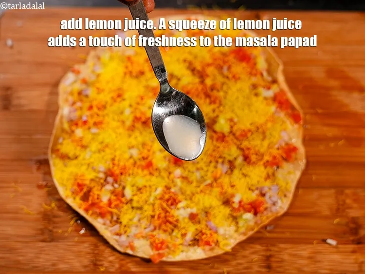 स्टेप 17 – १/२ टी-स्पून&nbsp;<a href=""https://www.tarladalal.com/glossary-lemon-juice-numbi-ka-ras-nimbu-ka-juice-hindi-471i"">नींबू का रस</a>&nbsp;डालें। नींबू का रस मसाला पापड़ …