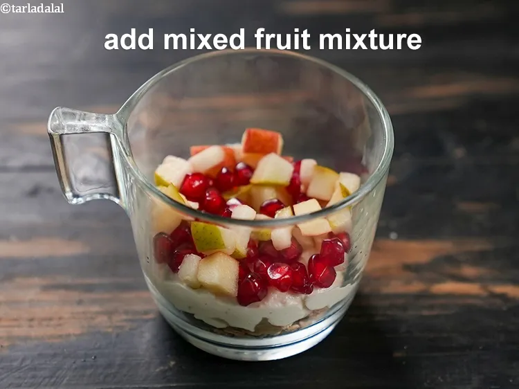 स्टेप 17 – 1 टेबल-स्पून मिश्रित फलों का मिश्रण डालें।