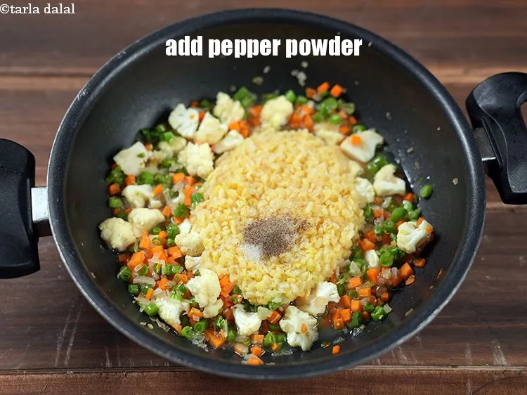 स्टेप 22 – स्वादअनुसार&nbsp;<a href=""https://www.tarladalal.com/glossary-freshly-ground-black-pepper-kalimirch-powder-kali-mirch-ka-powder-hindi-567i"">ताजी पिसी काली मिर्च</a>&nbsp;डालें।