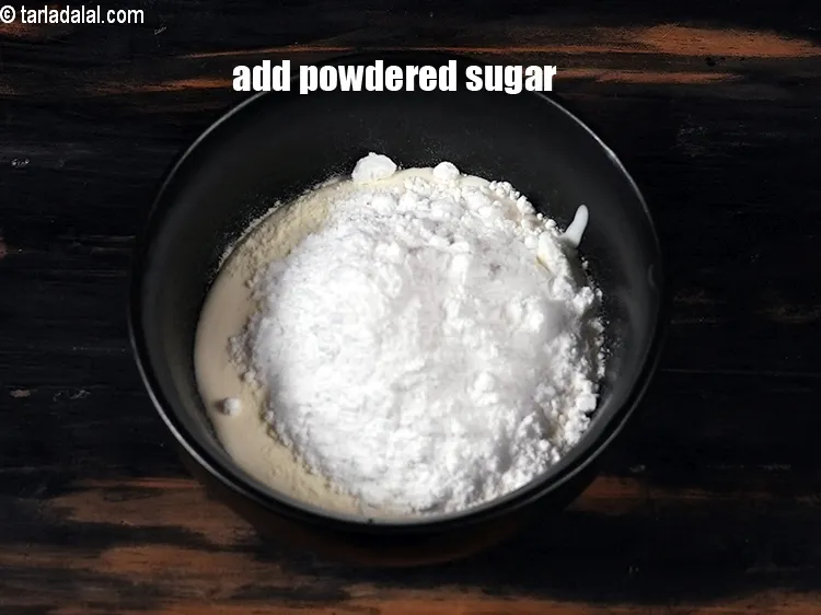 स्टेप 18 – ३ टेबल-स्पून&nbsp;<a href=""https://www.tarladalal.com/glossary-powdered-sugar-hindi-280i"">पिसी हुई चीनी</a>&nbsp;डालें।&nbsp;