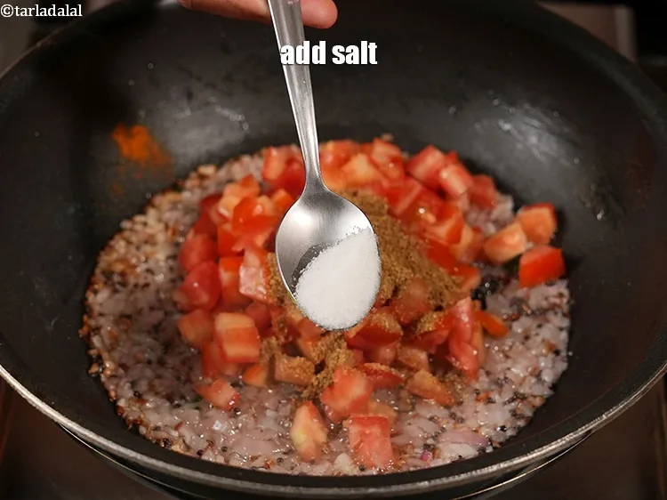 स्टेप 17 – स्वादानुसार नमक डालें।