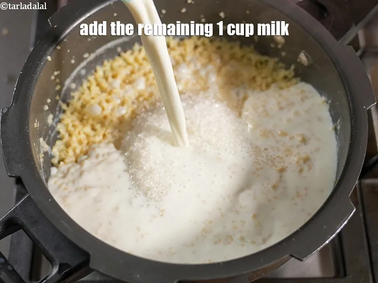 स्टेप 17 – १/२ कप&nbsp;<a href=""https://www.tarladalal.com/glossary-sugar-chini-shakkar-hindi-278i"">चीनी</a>&nbsp;डालें।