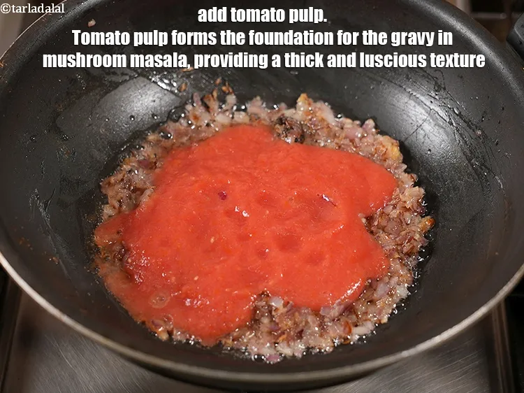 स्टेप 17 – १/२ कप&nbsp;<a href=""https://www.tarladalal.com/glossary-tomato-pulp-tamatar-ka-pulp-hindi-1039i"">टमाटर का पल्प</a>&nbsp;डालें । टमाटर का पल्प&nbsp;मशरूम मसाला …